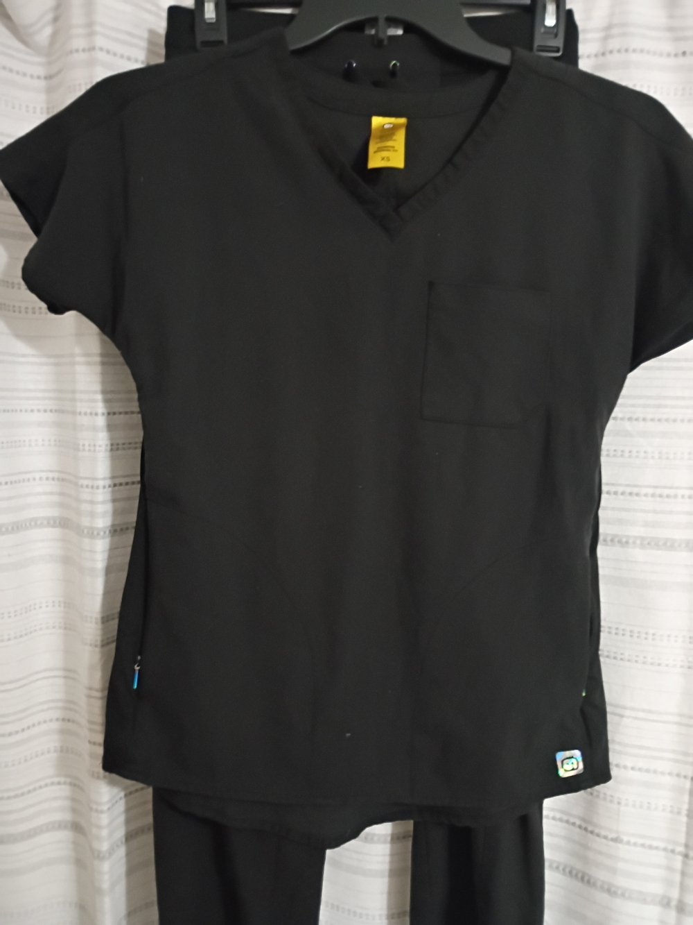 WonderWink Women's Black Short Sleeve V-Neck Scrub Top
